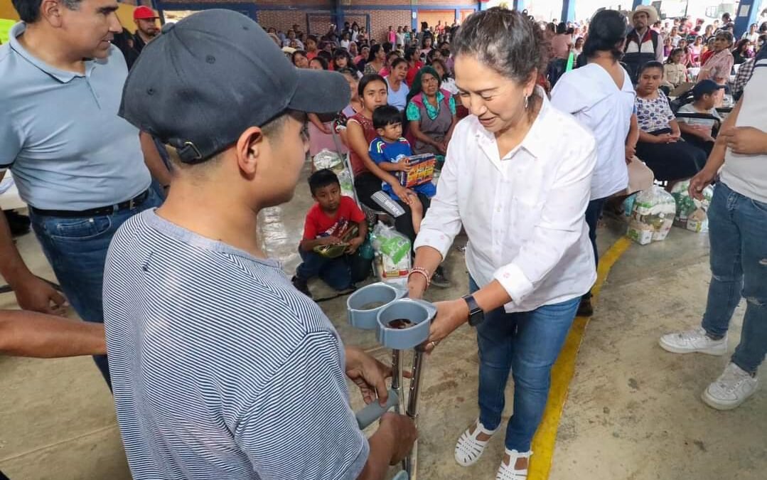  Cumple DIF Oaxaca con su compromiso: entregar apoyos  en comunidades marginadas; regresa a la Sierra de Flores Magón