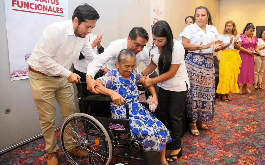 Reciben habitantes de la Costa aparatos funcionales por parte del DIF Oaxaca
