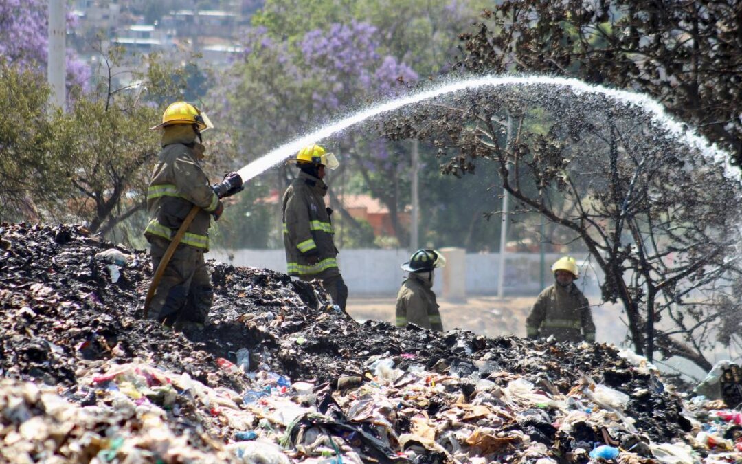 Bomberos y Policía Estatal sofocan incendio en inmediaciones de la Central de Abasto