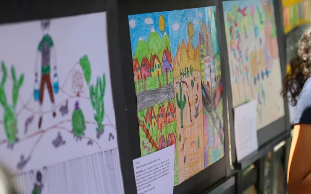 Niñas y niños expresan con pinturas su visión de la migración