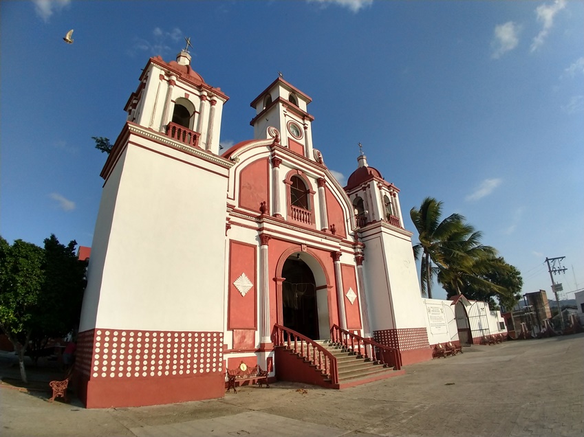 Hermosas Playas de Pochutla y el exitoso Alejandro Velasco Paredes.  
