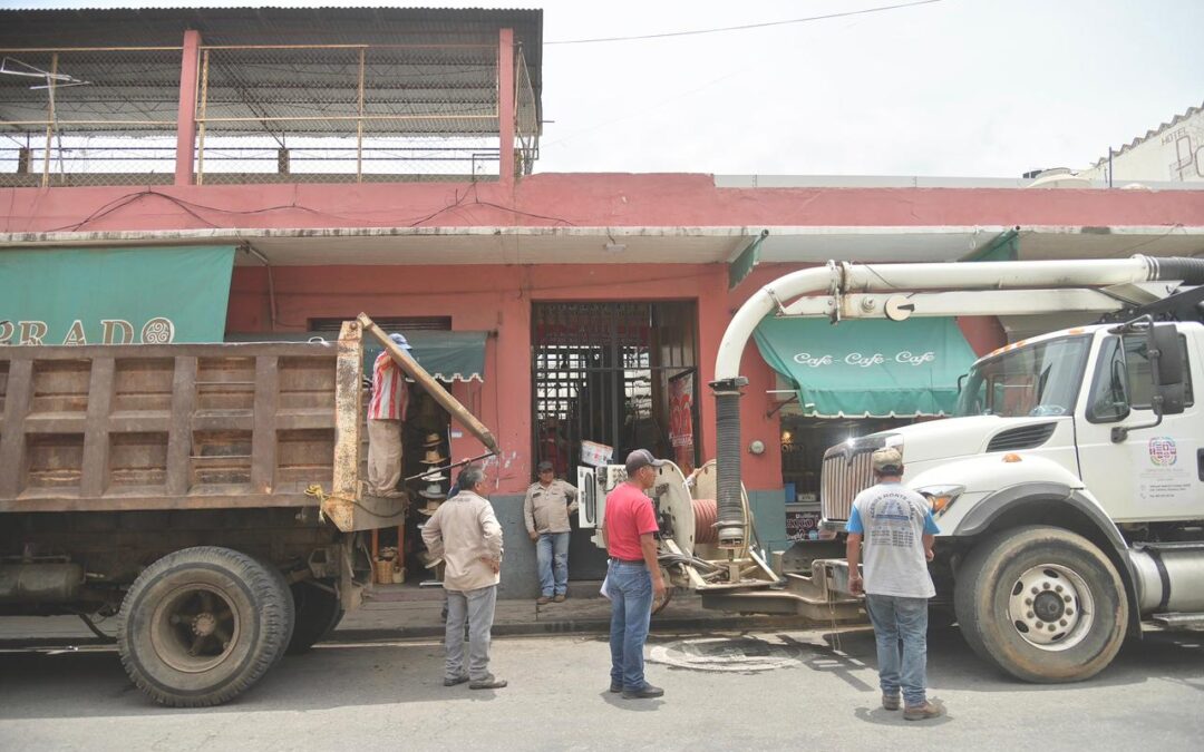 Desazolva Soapa el drenaje del mercado 20 de Noviembre