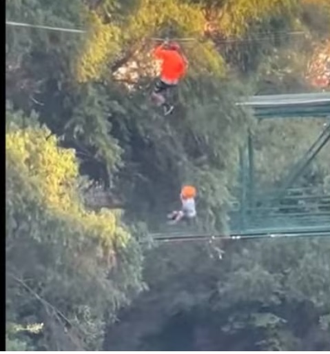 Niño cae de tirolesa de 12 metros; sale ileso tras ‘aterrizar’ en un lago artificial