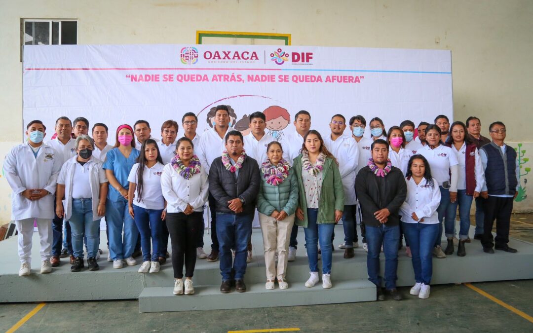 En Quiotepec, Irma Bolaños reconoce al personal médico de la Caravana de Unidades de Cuidados DIF Oaxaca