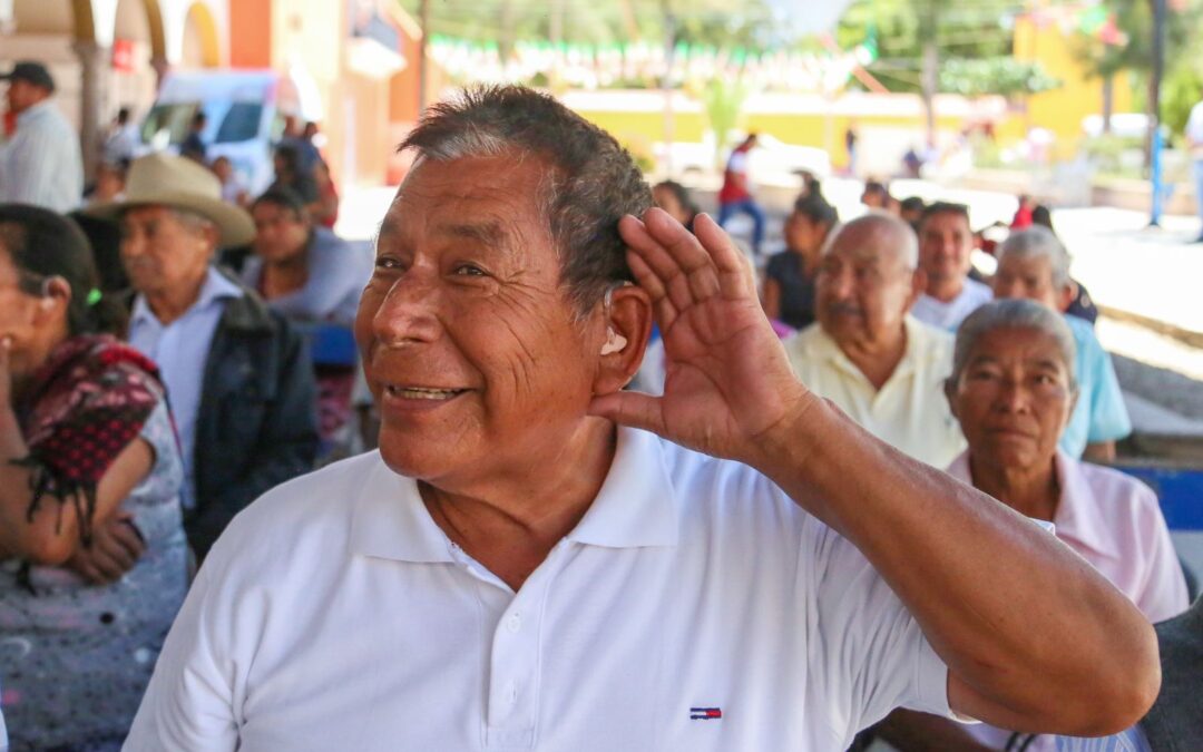 Habitantes de Valles Centrales, Costa e Istmo reciben de manera directa auxiliares auditivos y prótesis oculares