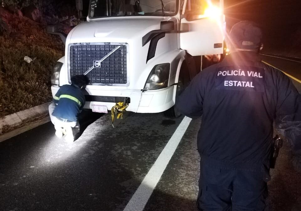 Aseguran tracto camión y caja con cargamento de azúcar robados en Santa Lucía del Camino