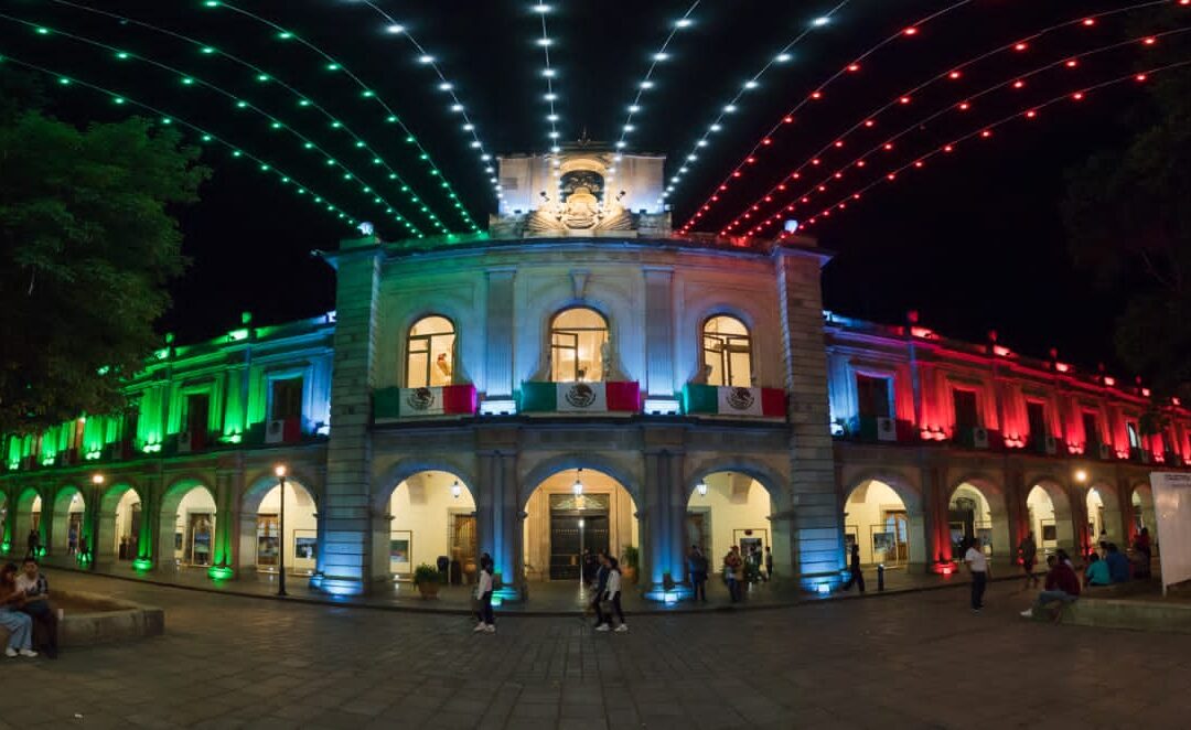 Por fiestas patrias Secretaría de Administración embellece en la capital oaxaqueña