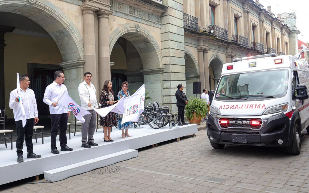 Entregan  52 ambulancias para los Servicios de Salud