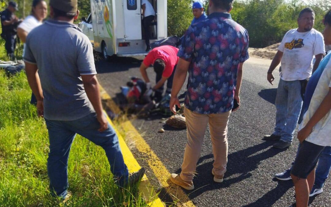 Fuerte accidente, pasando el Puente de Todos Santos en Santa María Huatulco