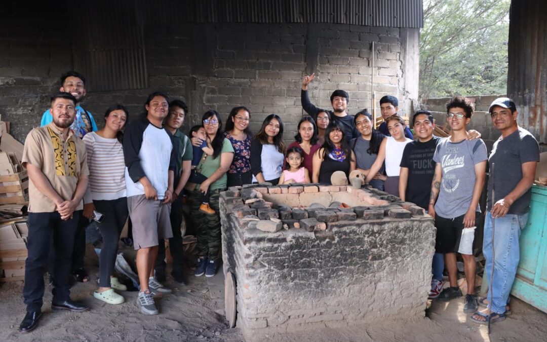 Imparten taller de barro para jóvenes en Santa María Atzompa