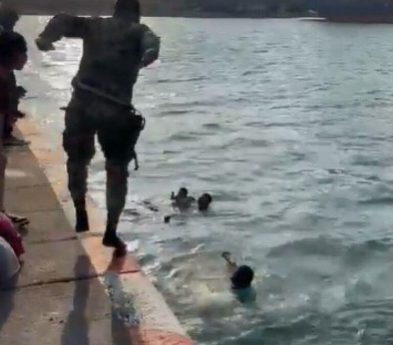 Bebé cae al mar de Veracruz por los fuertes vientos y la Policía Naval lo rescata