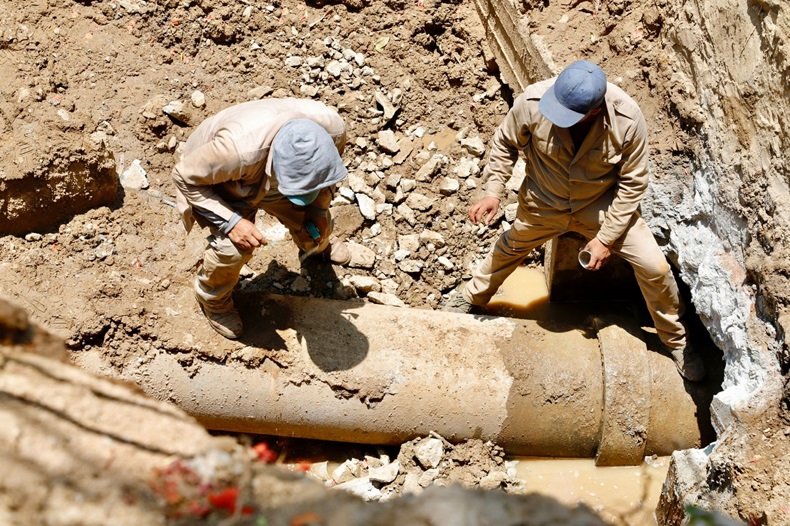 Atienden reparación de fuga de agua en zona nororiente de la capital oaxaqueña