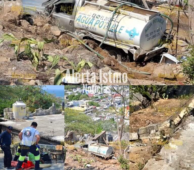 Pipa de agua se va a barranco en #SalinaCruz, Oaxaca.