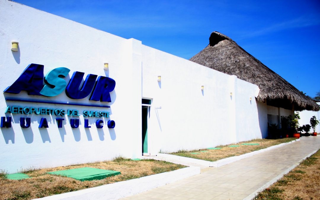 DESPEGA Y ATERRIZA EN EL AEROPUERTO INTERNACIONAL DE HUATULCO Y LA EMPRENDEDORA KAREN PALMA ROBLEDO.