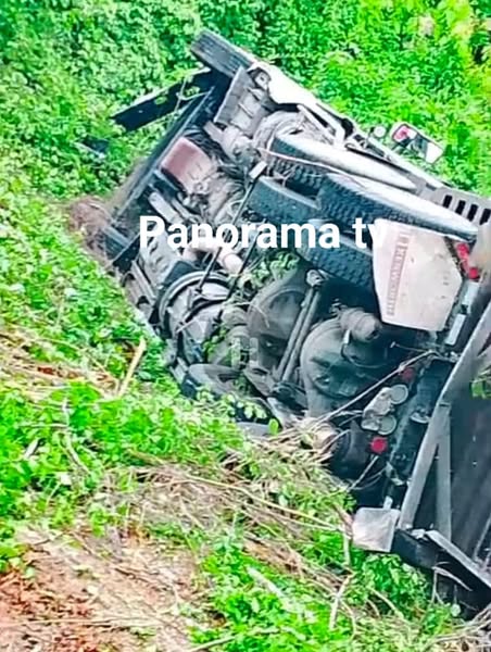 Se volcó tráiler en la 200 tramo Salina-Huatulco