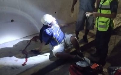 Protección Civil y Bomberos 2025 auxilio a una persona que cayó en El Zapote, Huatulco