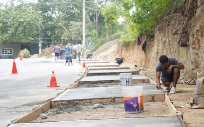 Avanza pavimentación de banquetas en La Erradura, Huatulco