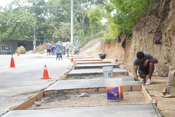 Avanza pavimentación de banquetas en La Erradura, Huatulco
