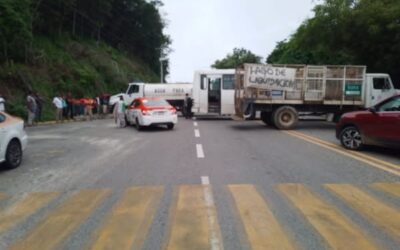 Empleado del #Cip Huatulco bloquea carretera federal por falta de pago