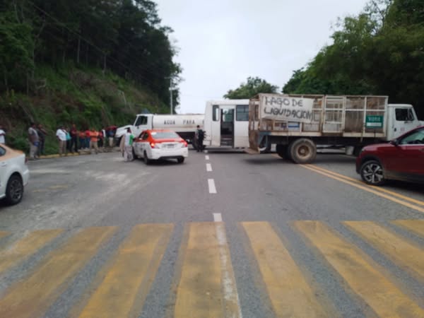 Empleado del #Cip Huatulco bloquea carretera federal por falta de pago