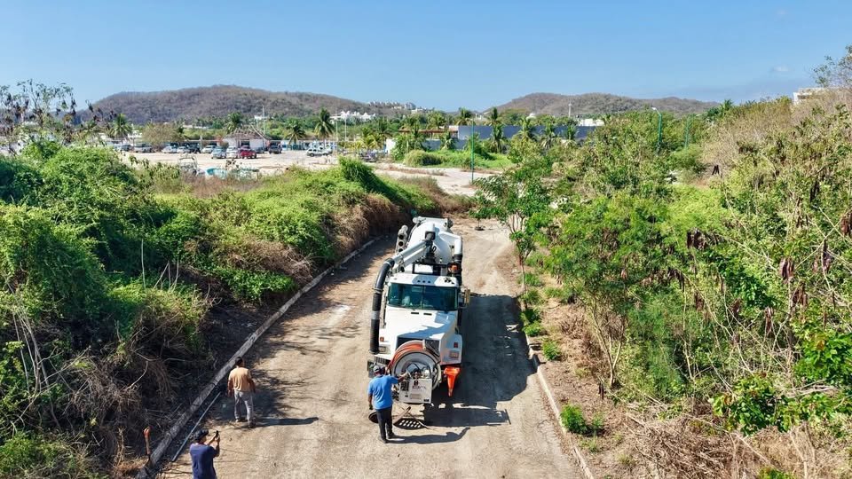 Desazolve en Marina Chahué, Huatulco