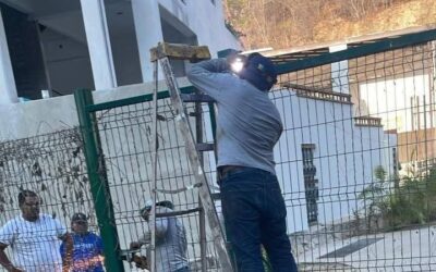 Particulares Cierran calles en Huatulco