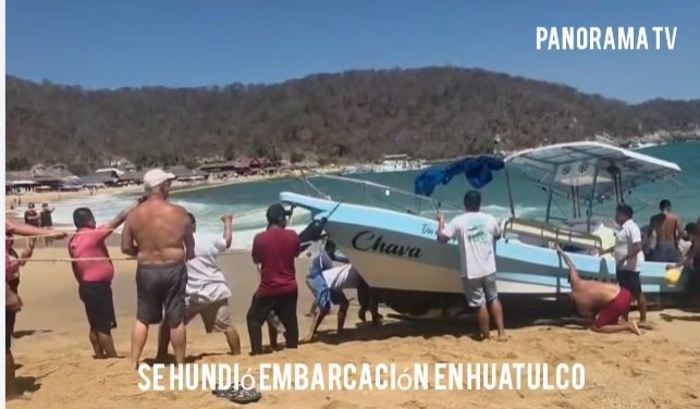 Turistas y prestadores de servicios rescatan Embarcación voltea en Huatulco