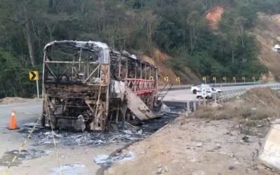 De infarto lo vivido en la super carretera a la Costa por 12 pasajeros que viajaban a Huatulco