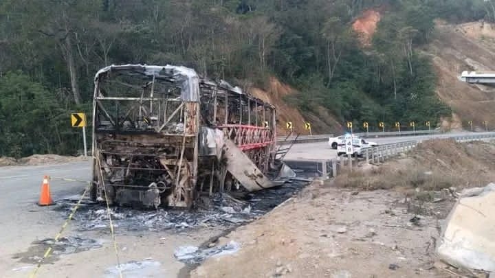 De infarto lo vivido en la super carretera a la Costa por 12 pasajeros que viajaban a Huatulco