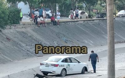Vehículo se precipitó al canal pluvial