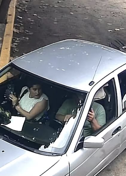 Sujetos desconocidos toman fotos de la casa de una comunicadora.