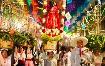 Al ritmo de la música y bailables tradicionales, miles de turistas se enamoran de la Calenda de las Culturas 2026