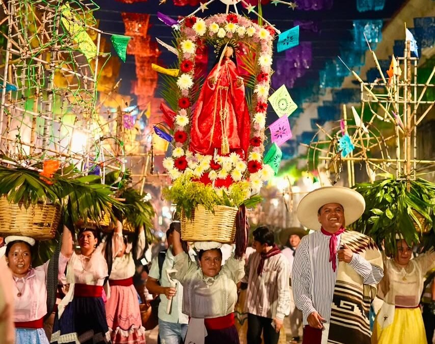 Al ritmo de la música y bailables tradicionales, miles de turistas se enamoran de la Calenda de las Culturas 2026