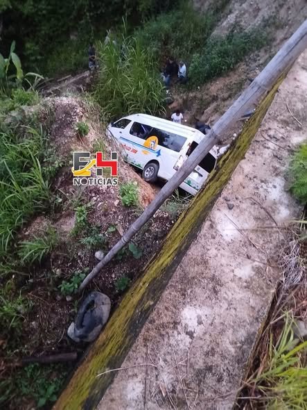ACCIDENTE DE URVAN EN LA CARRETERA PLUMA HIDALGO–HUATULCO